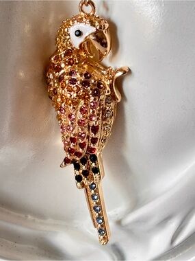 🌷5/25$ Golden parrot decorated with colorful rhinestones gold tone long necklace